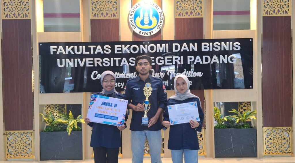 Akhiri Perjalanan dengan Cemerlang: Mahasiswa Departement Akuntansi FEB UNP Raih Juara 2 Lomba Karya Tulis Ekonomi Islam dalam Income Fair 2025