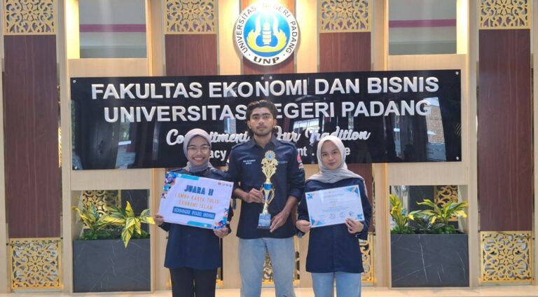 Akhiri Perjalanan dengan Cemerlang: Mahasiswa Departement Akuntansi FEB UNP Raih Juara 2 Lomba Karya Tulis Ekonomi Islam dalam Income Fair 2025
